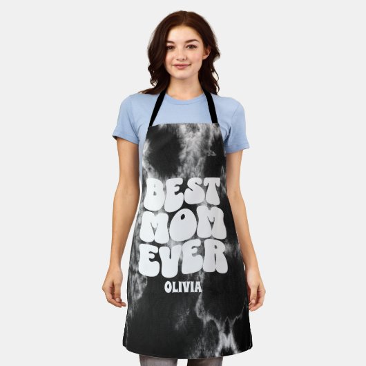 パーソナライズされた最高のママエバーブラック絞り染め エプロン (着用した状態)