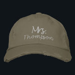 パーソナライズされた未来の花嫁に Mrs. ピンクスクリプト 刺繍入りキャップ<br><div class="desc">このパーソナライズされた刺繍の野球帽で、未来の花嫁を祝いましょう。ピンクのスクリプトで「Mrs.」をフィーチャーしています。このスタイリッシュで楽しいアクセサリーは、ブライズシャワー、バチェロレッテパーティー、または花嫁になる人への思いやりあるプレゼントに最適です。カスタムデザインが個性を加え、彼女が大きな日を迎える準備をするときに大切にする、思い出に残る記念品にします！</div>