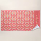 パーソナライズされた桃・クリーム・コーラルフローラルパターン ビーチタオル (正面)