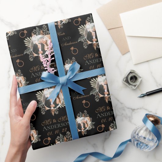 パーソナライズされた水彩フローラ新郎新婦ブラック ラッピングペーパー (ギフト)