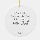 パーソナライズされた男の赤ちゃん宇宙飛行士初めてのクリスマス セラミックオーナメント (裏面)