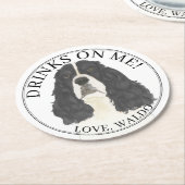 パーソナライズされた白黒イングリッシュスリンガースパニエル犬 ラウンドペーパーコースター (アングル)