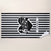 パーソナライズされた白黒ノートのハートストライプ ビーチタオル (正面)