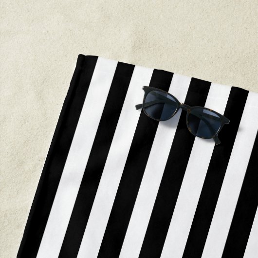 パーソナライズされた白黒ノートのハートストライプ ビーチタオル (インサイチュ)