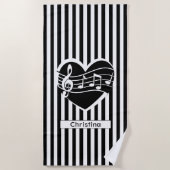 パーソナライズされた白黒ノートのハートストライプ ビーチタオル (正面)