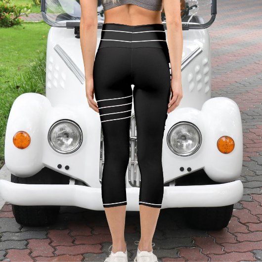 パーソナライズされた白黒ペットキャットネームストライプのディ カプリレギンス