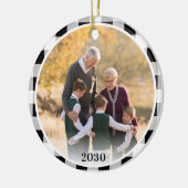 パーソナライズされた白黒格子模様のクリスマスフォト セラミックオーナメント (左)