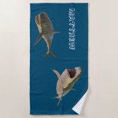 パーソナライズされた素晴らしサメ ビーチタオル (正面)