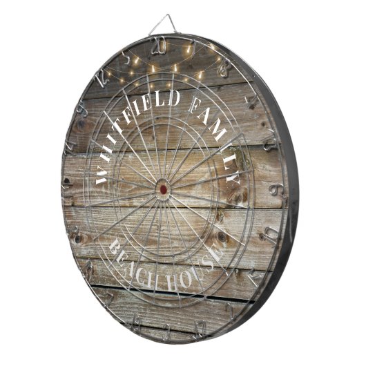 パーソナライズされた素朴な木製の家族のためのビーチハウス ダーツボード (正面右)