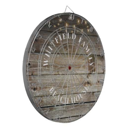 パーソナライズされた素朴な木製の家族のためのビーチハウス ダーツボード (正面左)