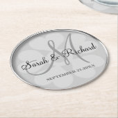 パーソナライズされた結婚モノグラムスタイリッシュ銀 ラウンドペーパーコースター (アングル)