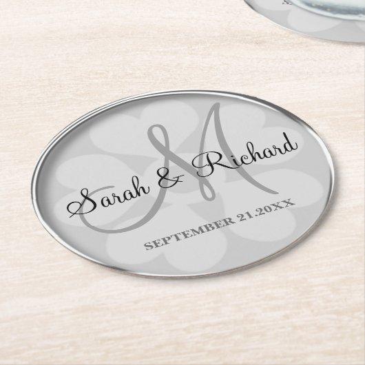 パーソナライズされた結婚モノグラムスタイリッシュ銀 ラウンドペーパーコースター (アングル)