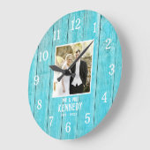 パーソナライズされた結婚写真記念日ブルーウッド ラージ壁時計 (傾斜)