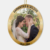 パーソナライズされた結婚 | きらびやかな金ゴールドの背景 セラミックオーナメント (左)