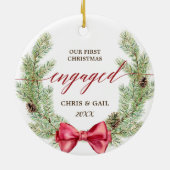 パーソナライズされた緑の初めてのクリスマス婚約した セラミックオーナメント (裏面)