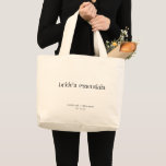 パーソナライズされた花嫁の要ミニマル素の名結婚前 ラージトートバッグ<br><div class="desc">お運客様の結婚式の日は、クリーンでミニマルなデザインに黒いタイポグラフィを搭載しパーソナライズされたた「Bride Essentials」トートバッグとスタイルに必要なエレガントを持っている。シックで見た目が好きな花嫁に最適モダンな、この広々としたトートは、メイクアップからキープサケまで、大きな日に必要なものをすべて保持するのに理想的である。名前を付けてカスタマイズ可能な実用的なアクセサリスタイリッシューで、自分の準備に個人touchを追加結婚できます。自分のためであろうと思いやりある贈り物であろうと、このトートは機能とエレガンスの完璧なブレンドである！</div>