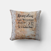 パーソナライズされた誕生ピローの国の納屋の木のレースt クッション (正面)