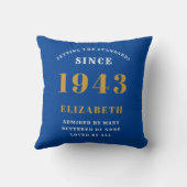 パーソナライズされた誕生日1943名前を追加する青い金ゴールド クッション (裏面)