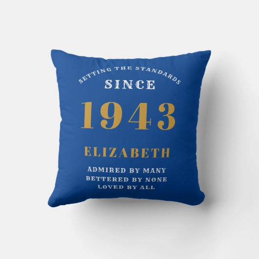 パーソナライズされた誕生日1943名前を追加する青い金ゴールド クッション (裏面)