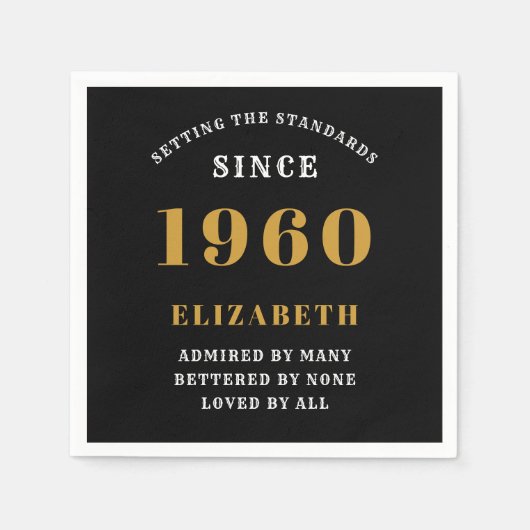 パーソナライズされた誕生日1960名前の追加ブラック スタンダードカクテルナプキン (正面)