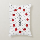 パーソナライズされた赤い花の水玉模様 アクセントクッション (正面(垂直))