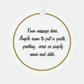 パーソナライズされた赤と白のスイスのドット、金ゴールド、丸 メタルオーナメント (裏面)