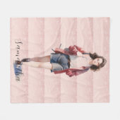 パーソナライズされた赤面ピンクガーリーの女子大生 フリースブランケット (正面(横))