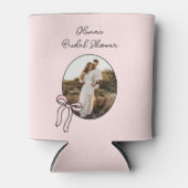 パーソナライズされた赤面ピンクブライダルシャワーの好意 缶クーラー (正面)