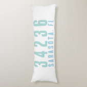 パーソナライズされた郵便番号、市区町村、州 |コースタルブルース ボディピロー (正面縦)