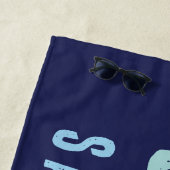 パーソナライズされた郵便番号、市区町村、州 |ネイビーブルー ビーチタオル (インサイチュ)