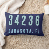 パーソナライズされた郵便番号、市区町村、州 |ネイビーブルー ランバークッション (ブランケット)