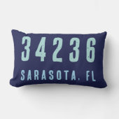 パーソナライズされた郵便番号、市区町村、州 |ネイビーブルー ランバークッション (正面)