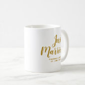 パーソナライズされた金ゴールドスクリプトたった今結婚しました コーヒーマグカップ (正面右)