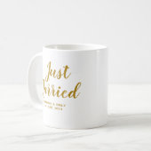 パーソナライズされた金ゴールドスクリプトたった今結婚しました コーヒーマグカップ (正面左)
