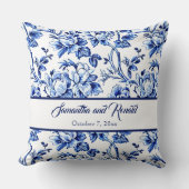 パーソナライズされた青と白の花柄のトイルのウェディング クッション (正面)