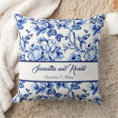 パーソナライズされた青と白の花柄のトワール ウェディング クッション (ブランケット)