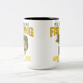 パーソナライズされた魚釣りアドベンチャーバスフィッシュアングラー ツートーンマグカップ (中央)