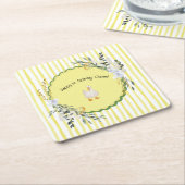 パーソナライズされた黄ストライプアヒル誕生日プレート スクエアペーパーコースター (アングル)