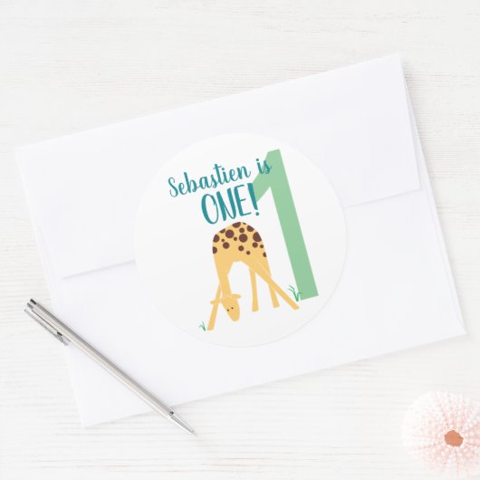パーソナライズされた1歳の誕生日モダンイエローキリン ラウンドシール (封筒)