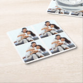 パーソナライズされた4コラージュ写真カスタム用 スクエアペーパーコースター (アングル)