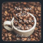 パーソナライズされた//おもしろいコーヒー引用文 スクエアシール<br><div class="desc">コーヒー豆の一杯のカップのクローズアップ写真とコーヒおもしろいー引用文「現実になる前にコーヒーを蹴り込んでみよう」このデザインは、ギフトや購入に貼り付けたい独自の署名文字でパーソナライズできまもしす</div>