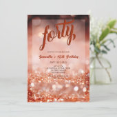 パーソナライズされた ローズゴールド 誕生日パーティー招待状 招待状 (スタンド正面)