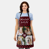 パーソナライズされた 4フォトモノグラムレッドバッファロープレイド エプロン (着用した状態)