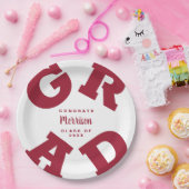 パーソナライズされたCrimson on on White卒業 ペーパープレート (パーティー)