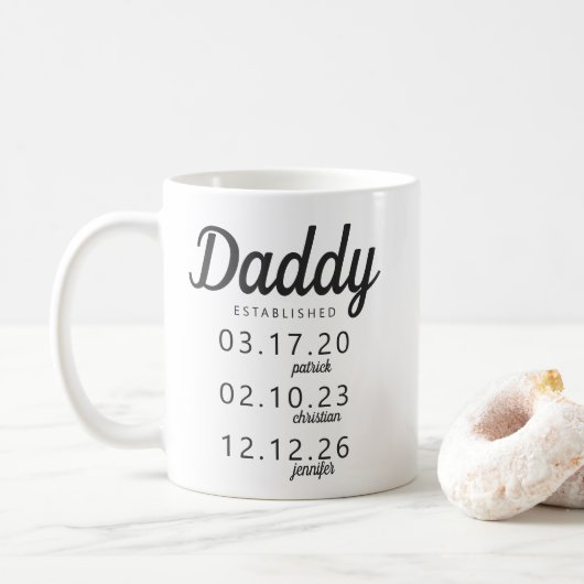 パーソナライズされたDaddy Established Kid誕生日付名 コーヒーマグカップ (ドーナツ)