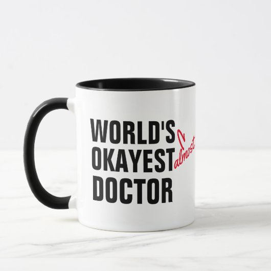 パーソナライズされたDoctor Gift、World's okayest Doctor マグカップ (左)