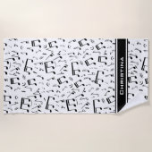 パーソナライズされたLuxury White and Black Music Notes ビーチタオル (正面)