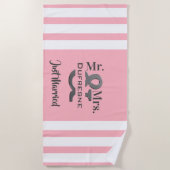 「パーソナライズされたMr. & Mrs.」たった今結婚しました/記念日 ビーチタオル (正面)