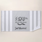 「パーソナライズされたMr. & Mrs.」たった今結婚しました/記念日 ビーチタオル (正面)