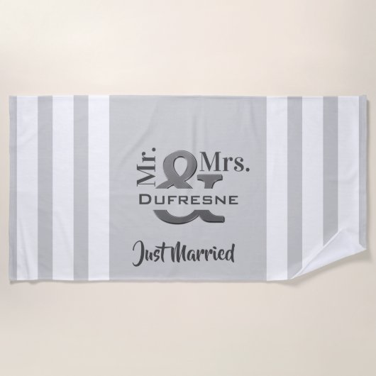 「パーソナライズされたMr. & Mrs.」たった今結婚しました/記念日 ビーチタオル (正面)